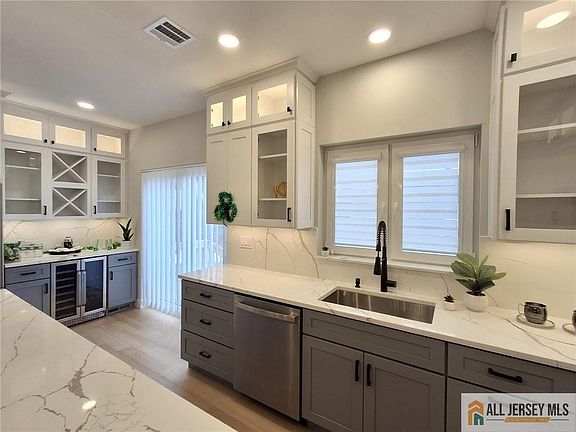 2nd image of 440 Railroad Ave