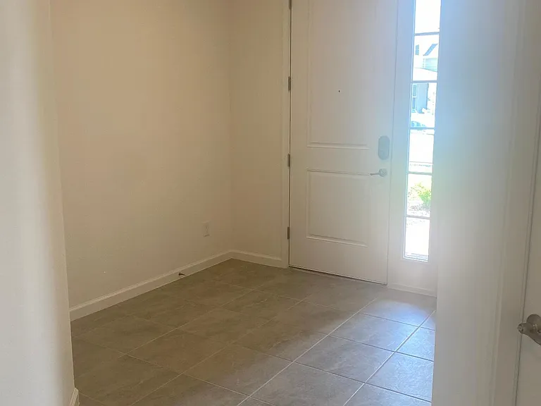 1065 Hendon Loop — Photo 3