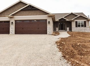 1090 Dogwood Trl, Neenah, WI 54956