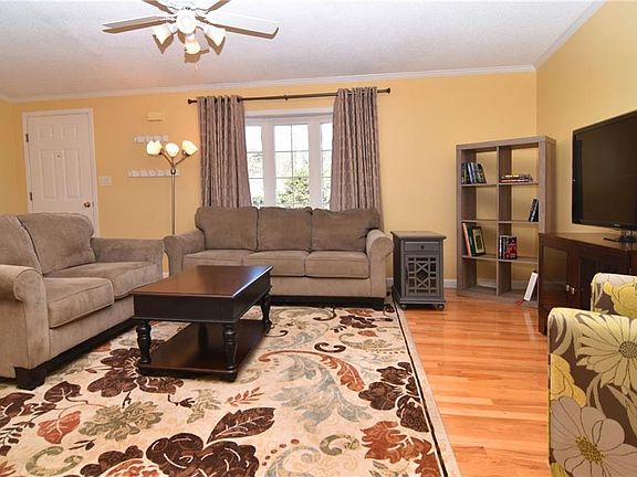 3rd image of 305 Leisure Dr