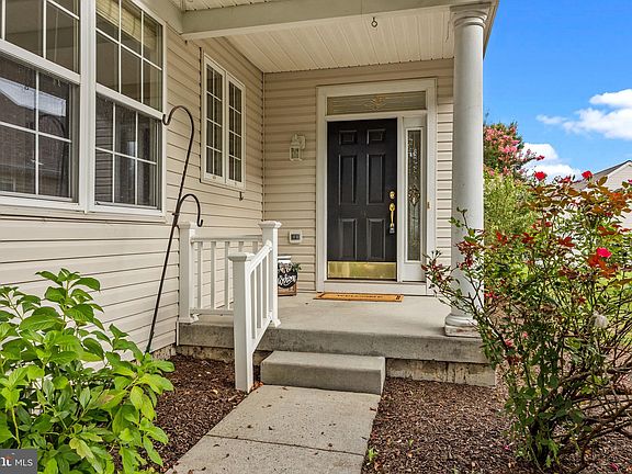 3rd image of 9 Blue Flax Ln