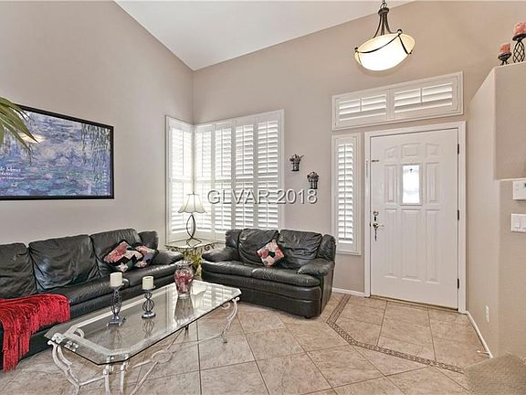 Entry/Living Room