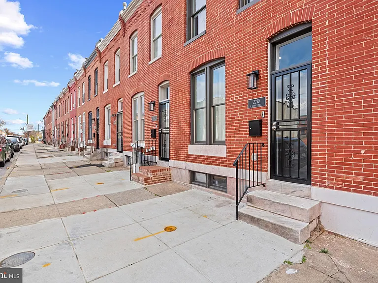 2219 E Chase St — Photo 2
