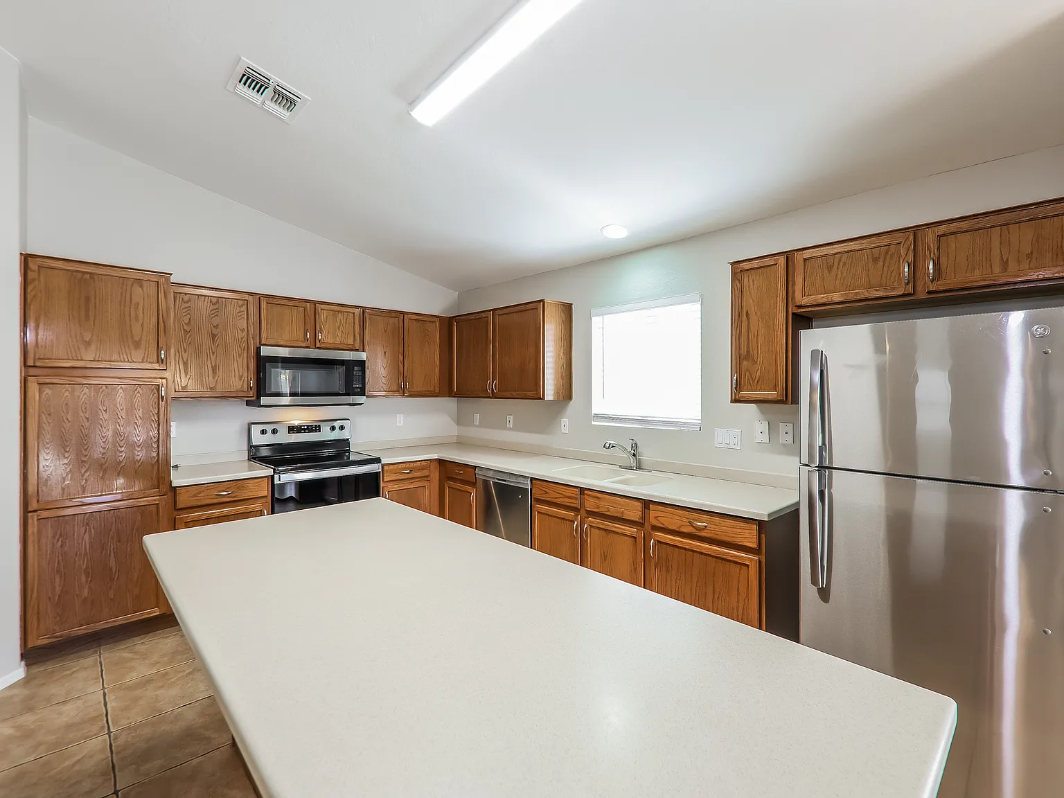 4 bed, 1642 sqft, $1,899 — Photo 3