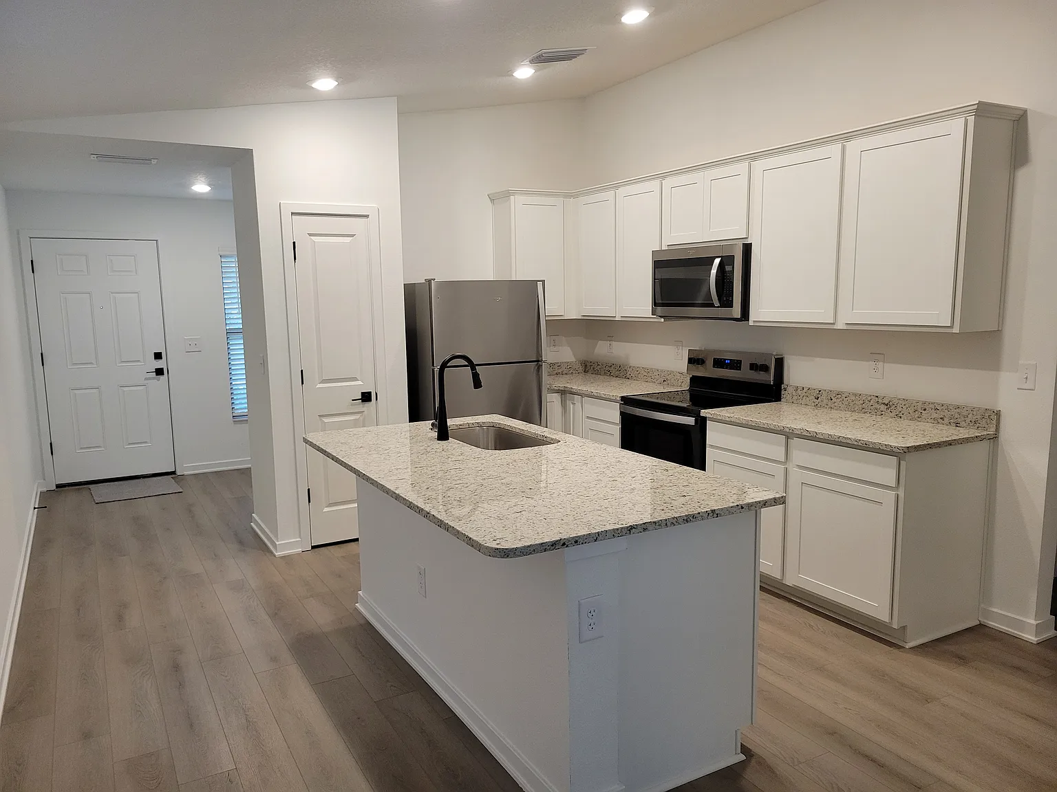 3 bed, 1498 sqft, $2,300 — Photo 2