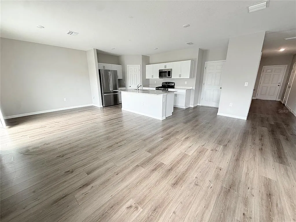4 bed, 2.5 bath, 2057 sqft, $3,600 — Photo 4