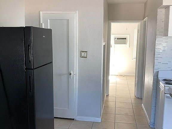 5th image of 930 N 16th Ave