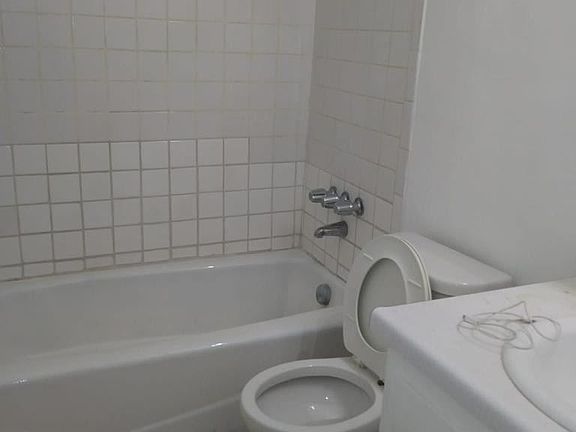 5th image of 1004 E Rosecrans Ave APT C