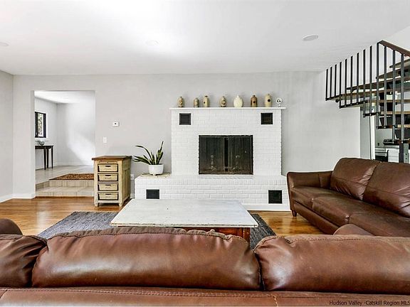 5th image of 20 Ballantine Ln