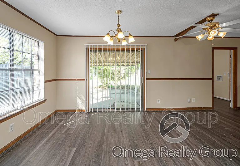 5827 Darien Dr — Photo 11
