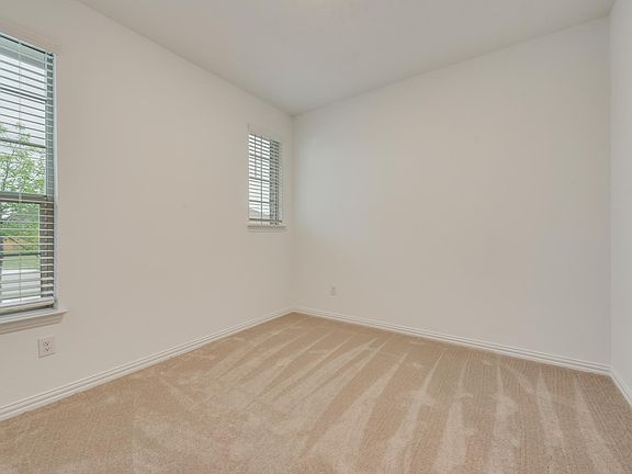 4th image of 917 Dustwood Dr