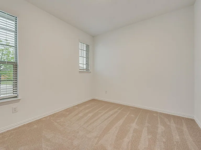 917 Dustwood Dr — Photo 4