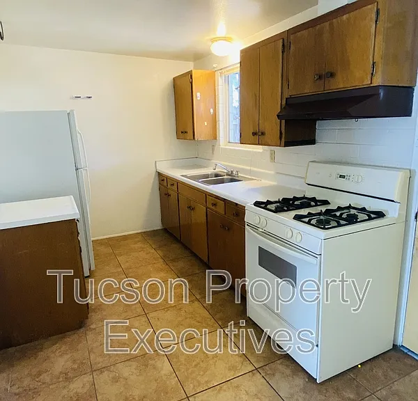 4239 E Lee St — Photo 2