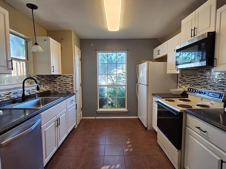 121 Amelia Ct — Photo 4