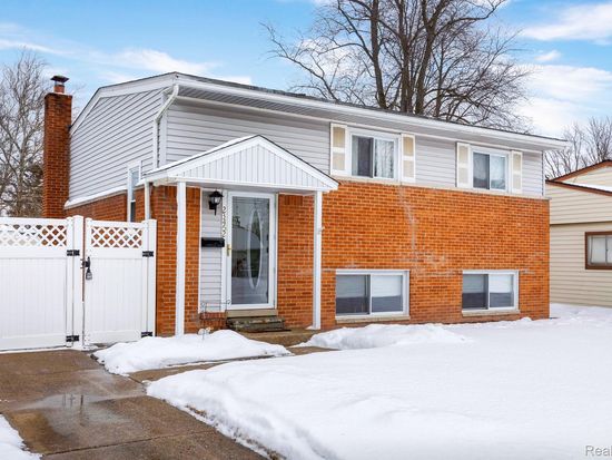 23452 Astrid Ln, Rockwood, MI 48173