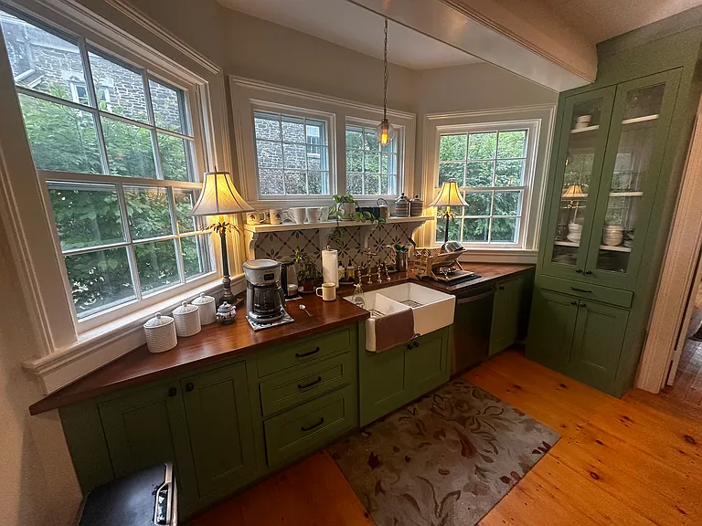 Kitchen sink and dishwasher