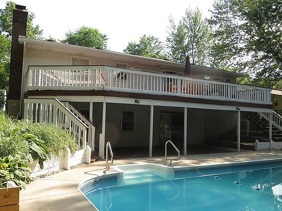 2nd image of 1811 Southampton Dr SE