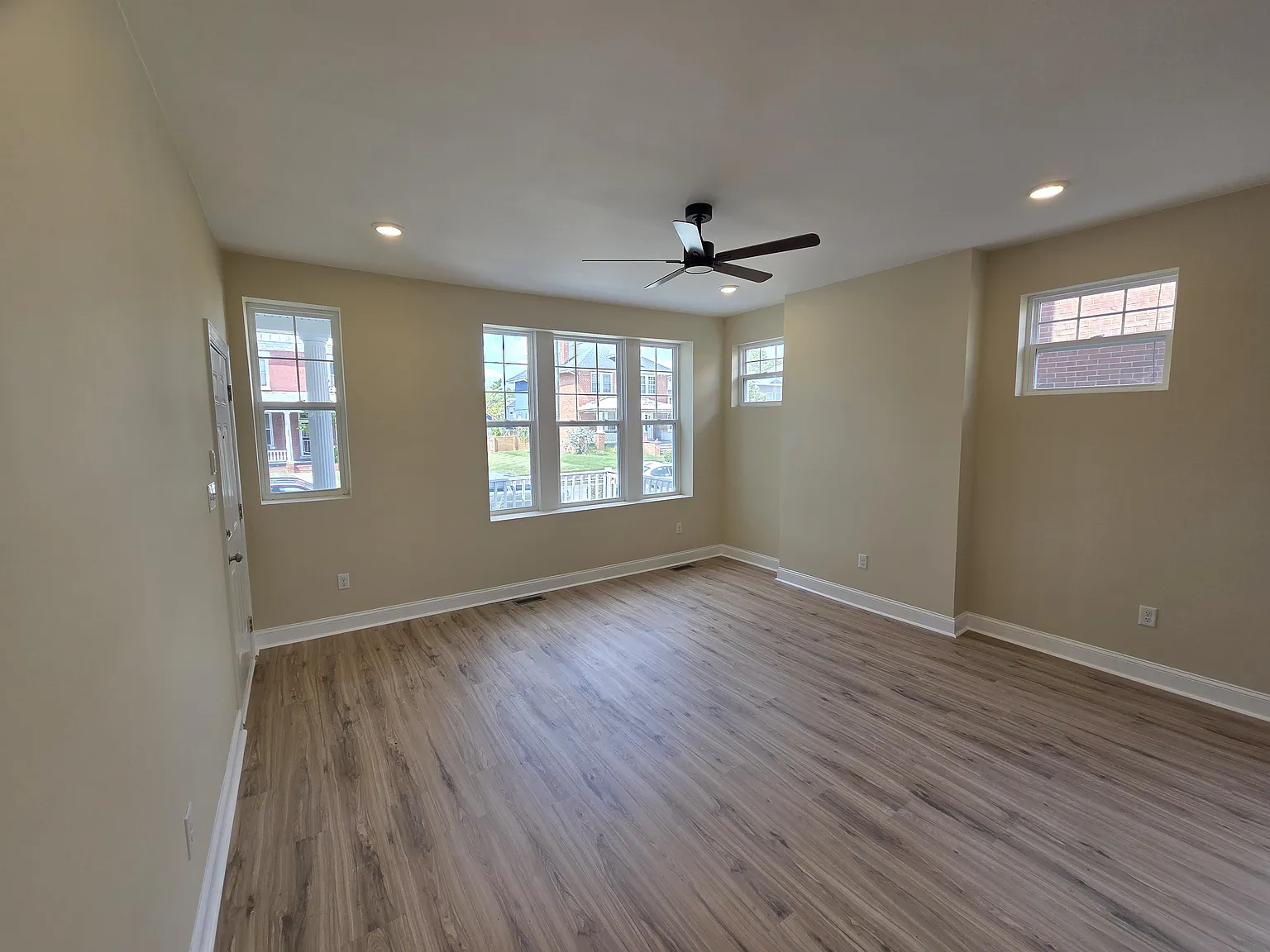 3 bed, 1300 sqft, $2,000 — Photo 3
