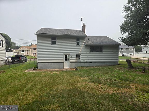 3rd image of 625 Andrea Rd