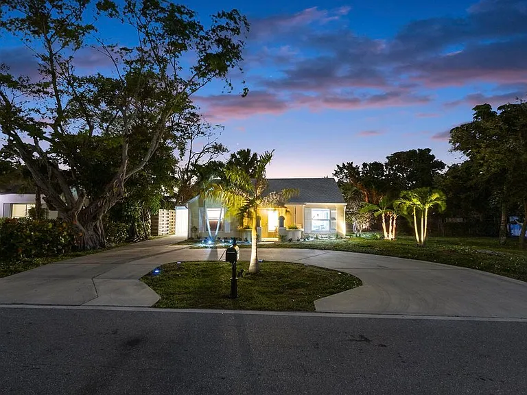 727 S Lake Dr — Photo 1