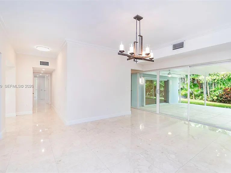 310 Harbor Ct — Photo 6