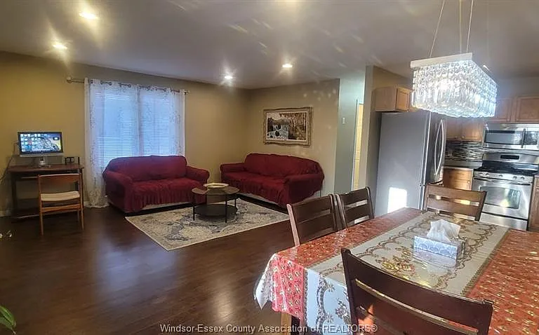 2680 Teedie Cres — Photo 2