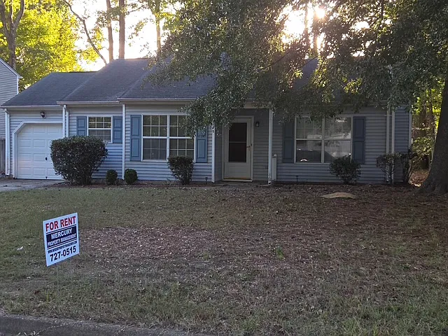 3 bed, 1.5 bath, 1005 sqft, $1,700 — Photo 2