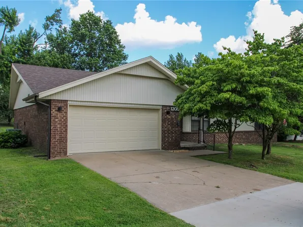 1205 S 13th St, Rogers, AR 72758