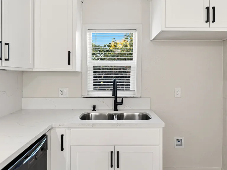 627 S Chinowth St #1 — Photo 8