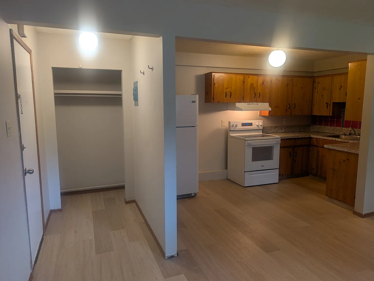 New Flooring + New Stove! | Cozy 2 Bed/1 Bath Lower Unit Across From Golf Course In A Quiet Build... — Photo 2