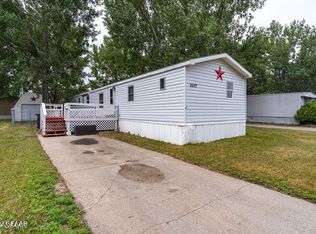 2507 Huntington Park Dr, Grand Forks, ND 58201