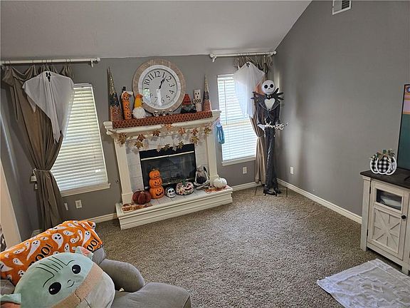 5th image of 809 SW Country Hill Dr