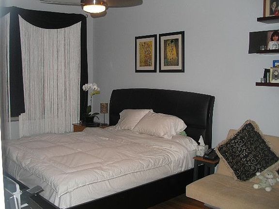 King-Size Bedroom 17'x11' (a)