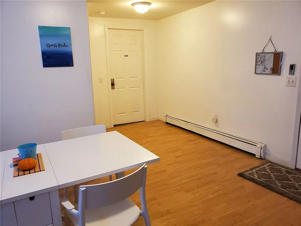 6 bed, 2.0 bath, 2188 sqft, $4,290 — Photo 4