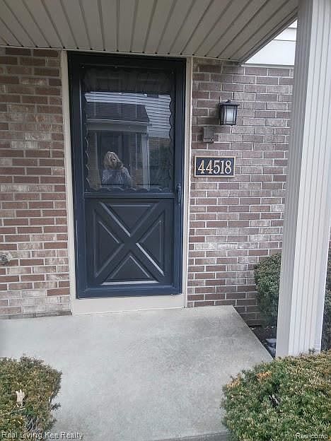 1st image of 44518 Bunkerhill Dr N
