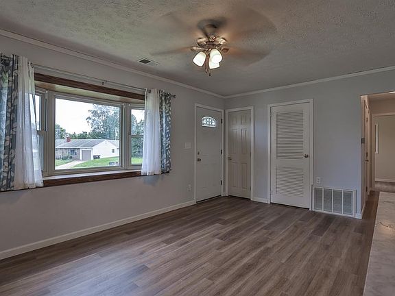 5th image of 51 Brockway Ct