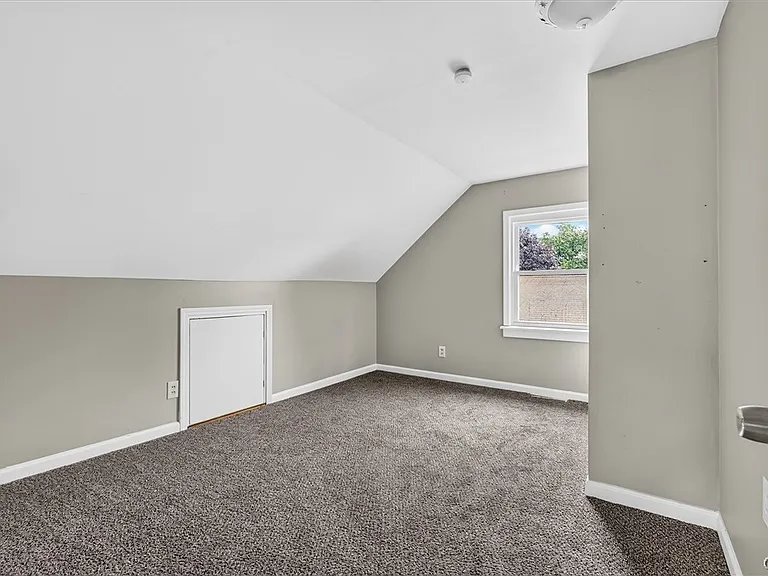 211 Windemere Rd — Photo 17