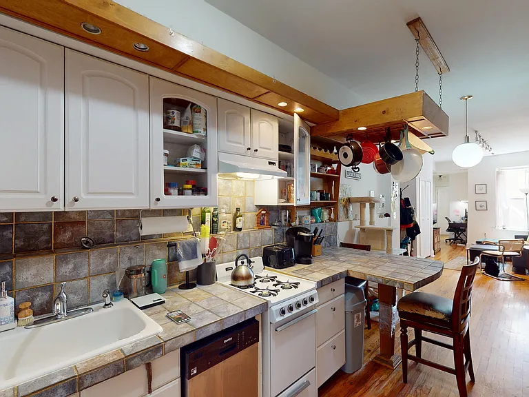 915 Garden St #4R — Photo 4