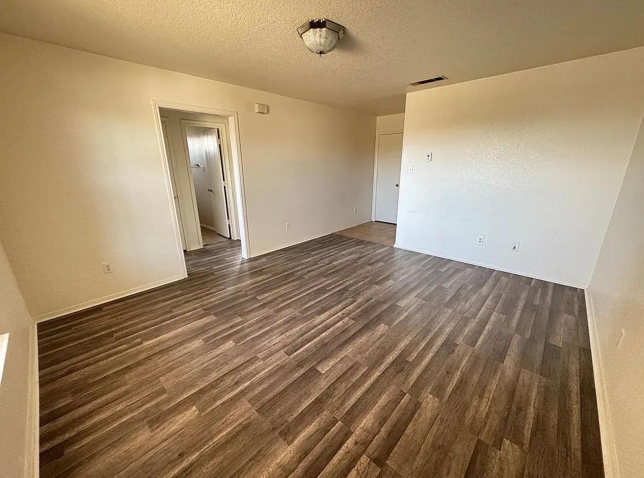 4 bed, 2637 sqft, $3,300 — Photo 4