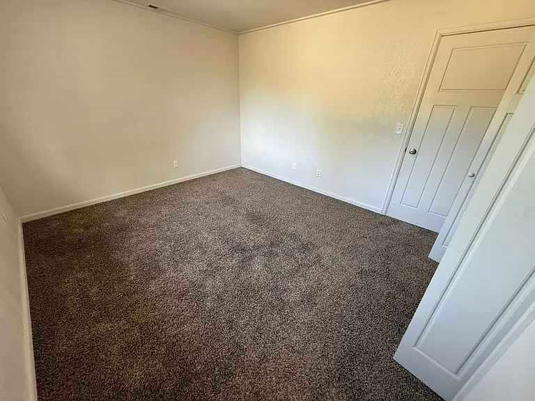 418 W Pershing — Photo 28
