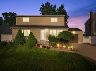 36 Seymour Ln, Hicksville, NY 11801