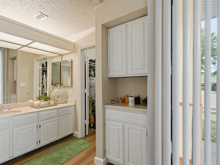 2324 W Newton St — Photo 11