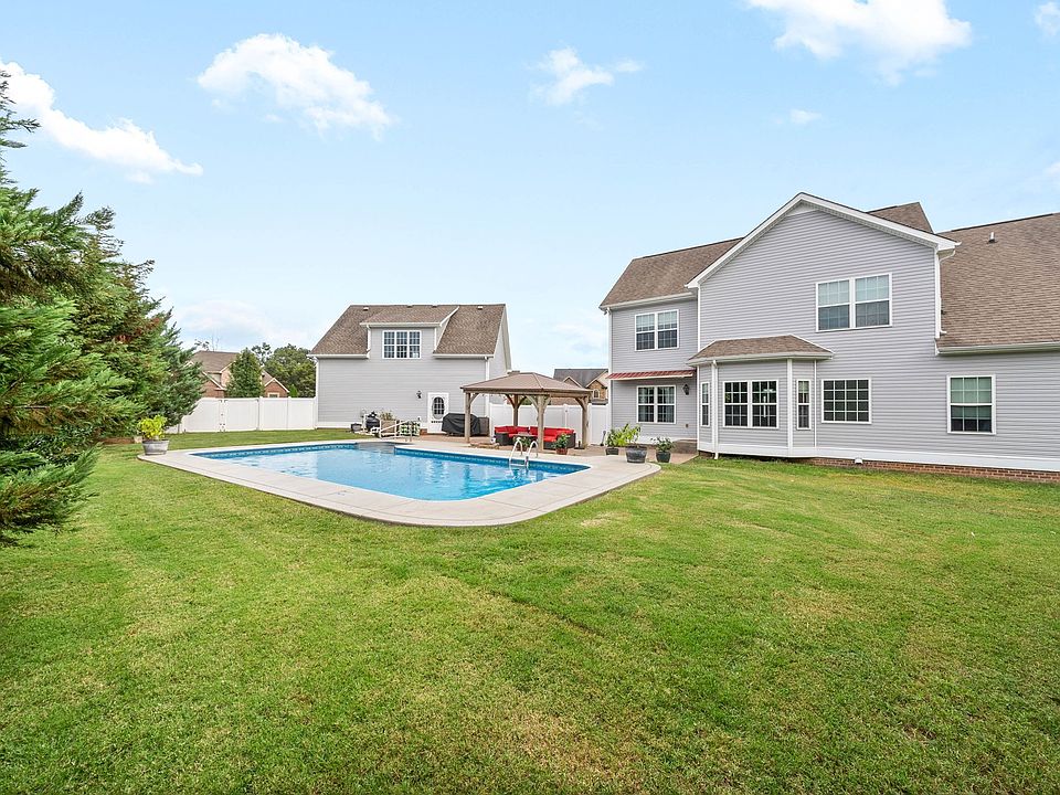 1st image of 805 Carousel Ct