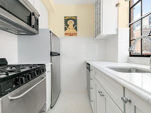 4th image of 333 E 43rd St APT 512