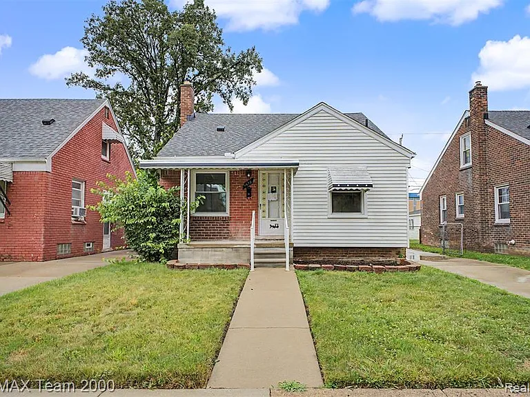 1670 Riverbank St — Photo 1