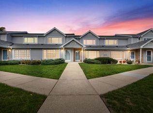 10320 Whitnall Edge Cir #B, Franklin, WI 53132