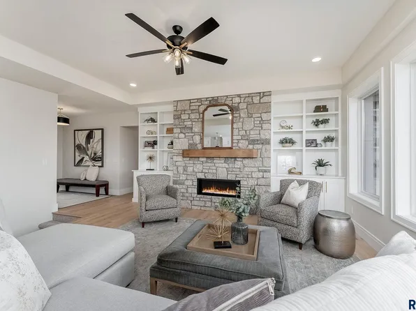 2404 S Galena Ct, Sioux Falls, SD 57110