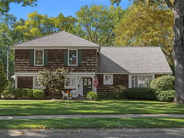 9812 Juniper Ln, Overland Park, KS 66207