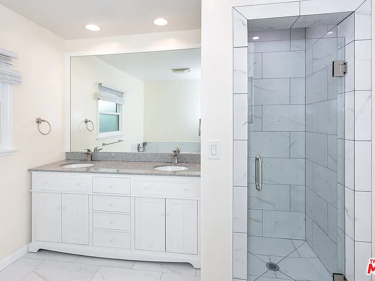 2536 Roscomare Rd — Photo 9