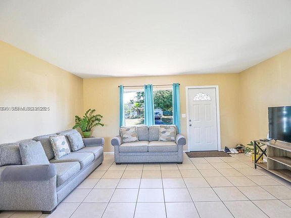 5th image of 250 SW Homeland Rd